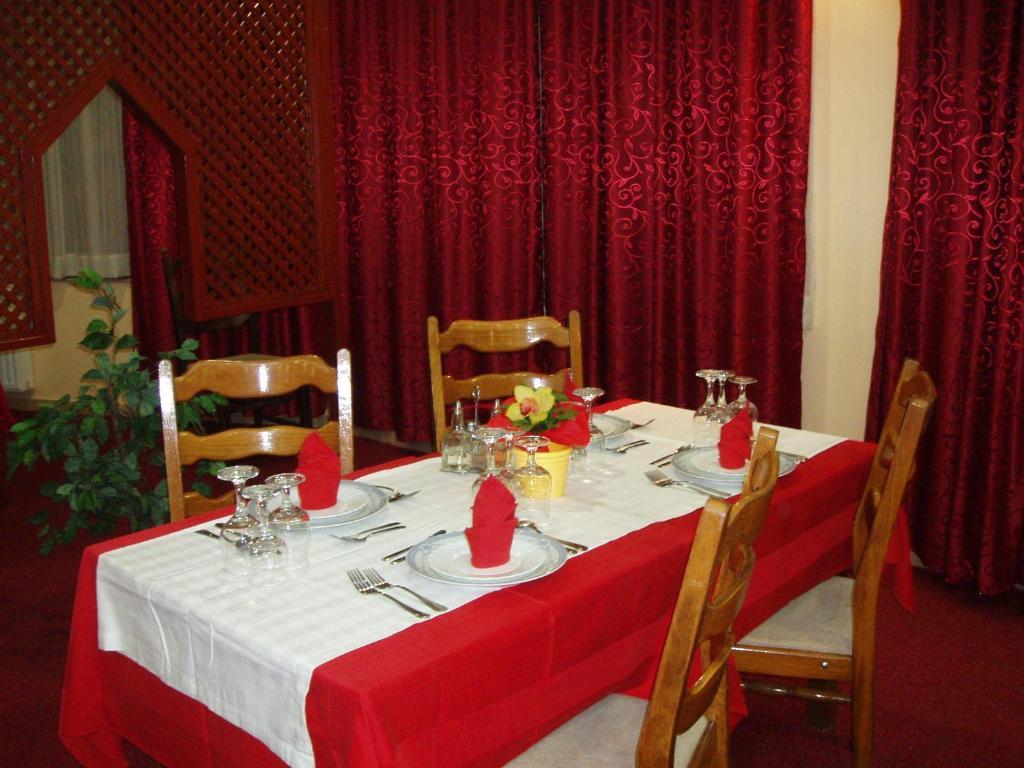 Hotel Jezero Сараєво Ресторан фото
